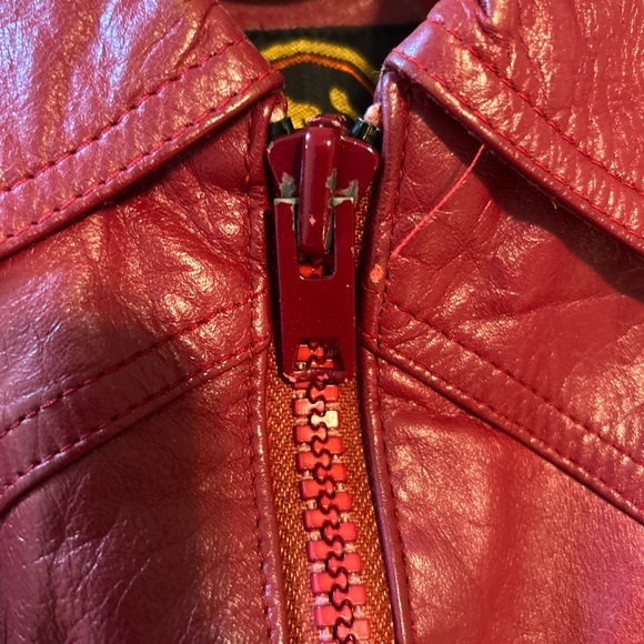 Red genuine leather jacket with embroidered details
Minor wear on the zipper - Picture 4 of 4